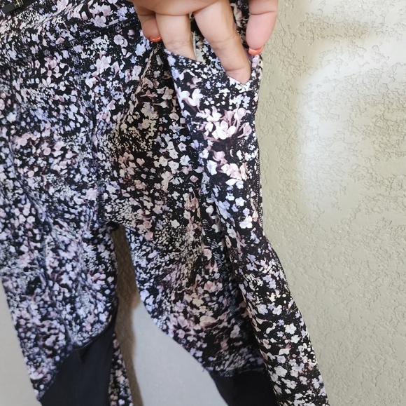 Lululemon Capri Floral mesh back and pockets size 10 - Picture 5 of 6